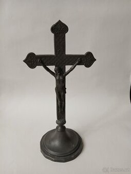 Kovový latinský kříž