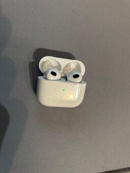 Apple AirPods (3. generace) s MagSafe nabíjecím pouzdrem