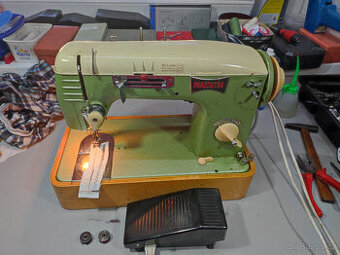 Čerstvě seřízený litinový šicí stroj Präzentra