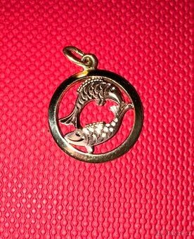 Zlatý přívěsek znamení ryby