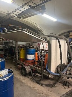 Stroj na střikané izolace PUR pěnu a polyureu. Gama 250h