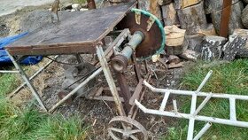 funkční cirkulárku domácí výroby s podavačem dřeva