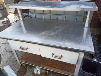 Stůl z nerezovou deskou