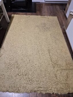 Kusový koberec žlutý