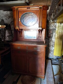 Starožitný kredenc