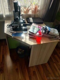 stůl a roh do dětského pokoje