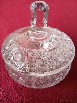 Krásná dóza s víkem z broušeného skla