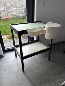 Přebalovací pult Ikea s pěnovou podložkou a organizéry