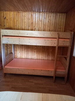 Patrová postel z masivu+omyvatelné matrace