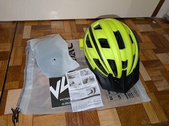 3x cyklo přilba,kšilt, brýle a zadní světlo