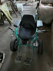 Invalidní vozík se spalovacím motorem