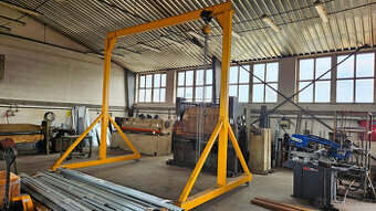 Ruční portálový jeřáb 2000 kg r.v. 2021 - zánovní stav