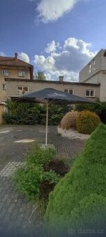 Slunečník Schweppes 3,4x3,4 m, výška 2,9m. se základnou