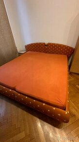 Čalouněná manželská postel