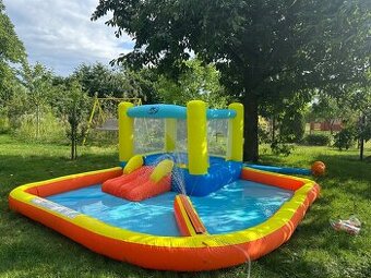 Skákací hrad s vodním prvkem