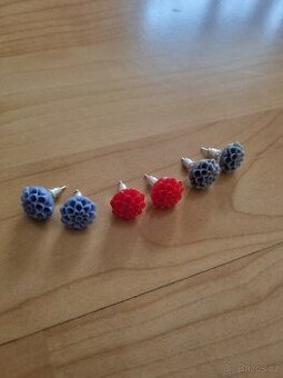 3 páry náušnic - kytičky - modrá/červená/šedá
