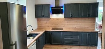 Vzorková matná kuchyňská sestava  270/310 cm + vysoká 6