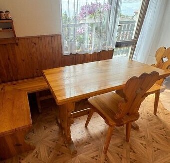 Dřevěná lavice a zidle