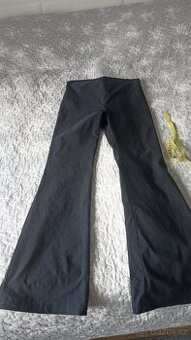 Těhotenské kalhoty, M