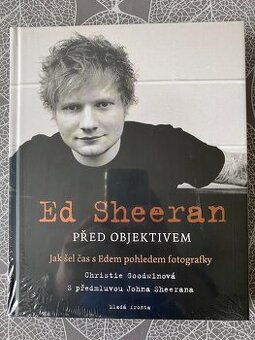 Nová kniha Ed Sheeran před objektivem v originální fólii