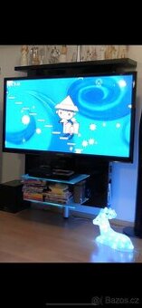 Otočný televizní stojan s policemi