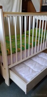Dětská postýlka s matrací a zásuvkou