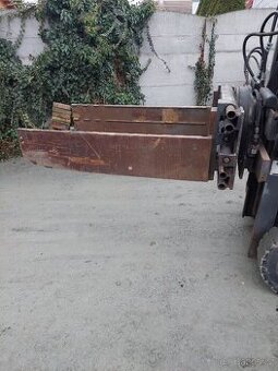 Rotační svěrací čelisti na VZV s bočním posuvem