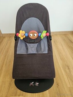 Houpátko Babybjörn s hračkou