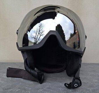 Lyžařská helma Briko se štítem