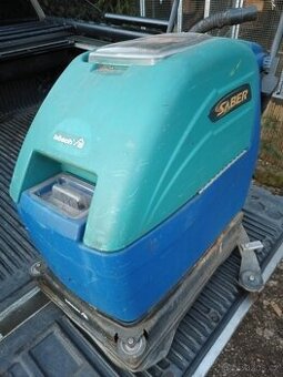 Podlahový mycí stroj