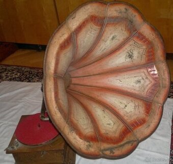 starožitný gramofon s troubou a na kliku