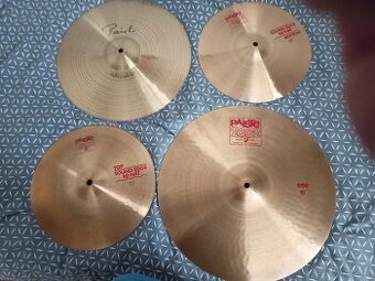 činely Paiste řady 2002 a Signature jako nové.