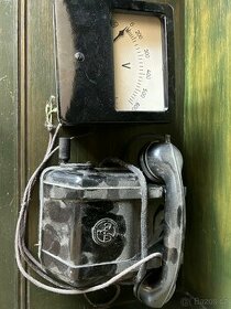 Starý telefon a různé měřicí přístroje