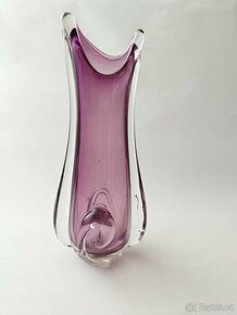 Velká fialová váza s nálepem