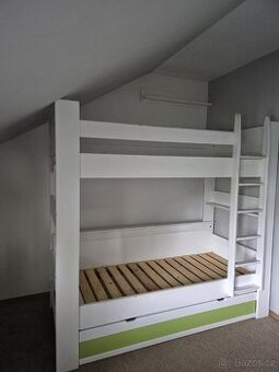 Prodám masivní patrovou postel z olše s úložným prostorem