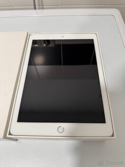 Apple iPad 6th generation A1893 White 32gb
