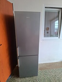 Lednice s mrazákem Hisense