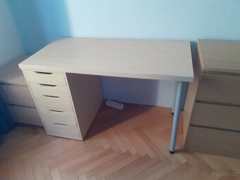 Stůl složený z jednotlivých dílů
