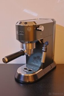 De’Longhi Dedica EC 685.BK – stylový pákový kávovar (černý)