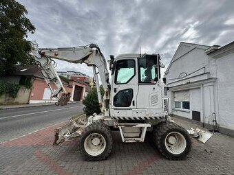 Kolový bagr Komatsu PW98-8