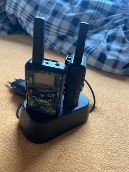 Vysílačky EVOLVEO – sada 2 ks + nabíjecí stanice, jako nové