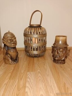 Lucerna s led svíčku a dvouma ručně vyřezávanými džbány