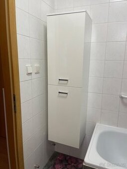 Bílá skříňka vysoká-lesk--NOVÁ