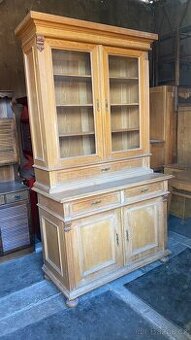 Masivní vitrína s komodou