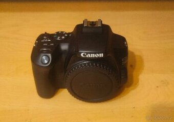 Prodám Canon EOS 250D - Stav jako nový + příslušenství