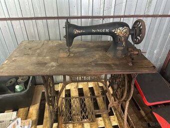 Starý šicí stroj SINGER