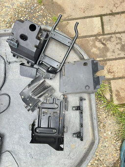 Různé plechové a plastové díly k BMW K1100 RS