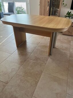 Rozkládací oválný stůl