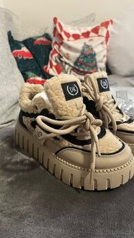 Prodám velmi krásné a teplé zimní tenisky–kotníkové boty