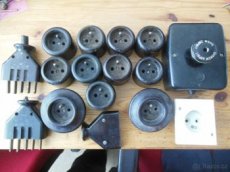 Historické vidlice, zásuvky, vypínač.